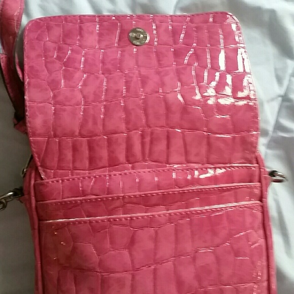 Hot pink guess purse - Picture 4 of 4